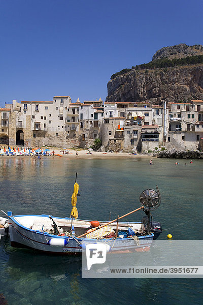 Fischereihafen  Strand  Cefalu  Provinz Palermo  Sizilien  Italien  Europa