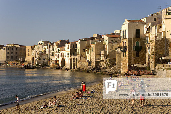 Strand  Altstadt  Cefalu  Provinz Palermo  Sizilien  Italien  Europa