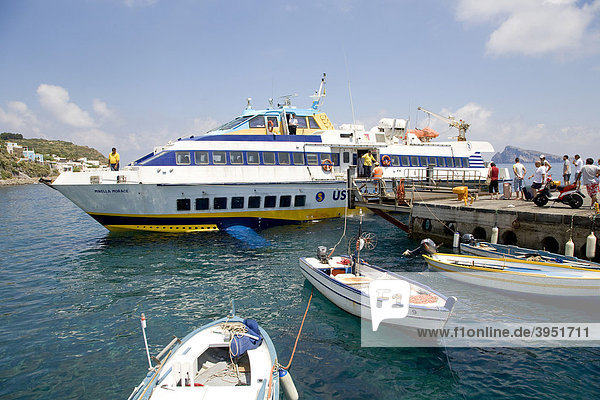 Fähre  Liparische Inseln - Sizilien  Hafenpromenade der Insel Panarea  Liparische Inseln  Sizilien  Italien  Europa