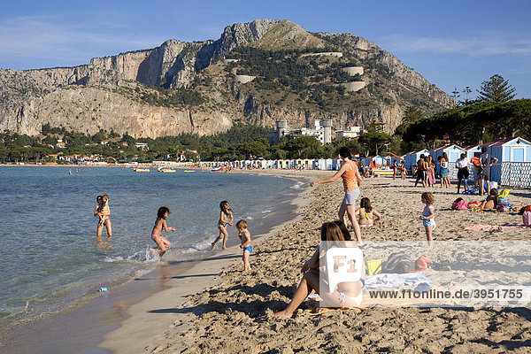 Strand von Mondello bei Palermo  Palermo  Sizilien  Italien  Europa