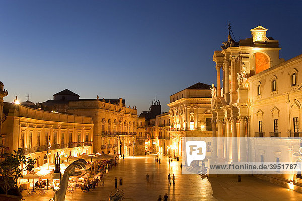 Piazza Duomo  Domplatz  Dom auf der Insel Ortigia  der Altstadt von Syrakus  Sizilien  Italien  Europa