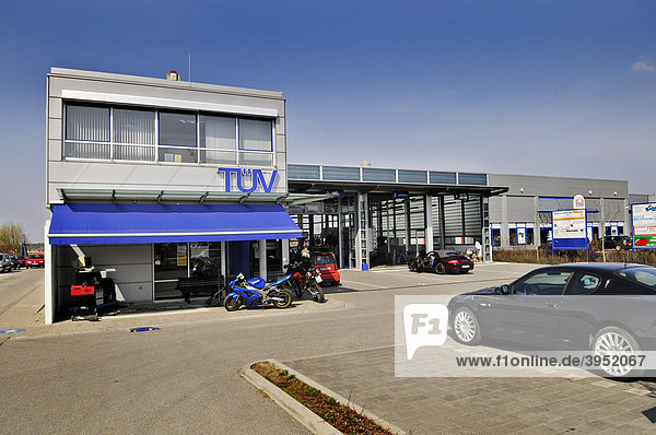 TÜV Station mit Maserati  München  Bayern  Deutschland  Europa