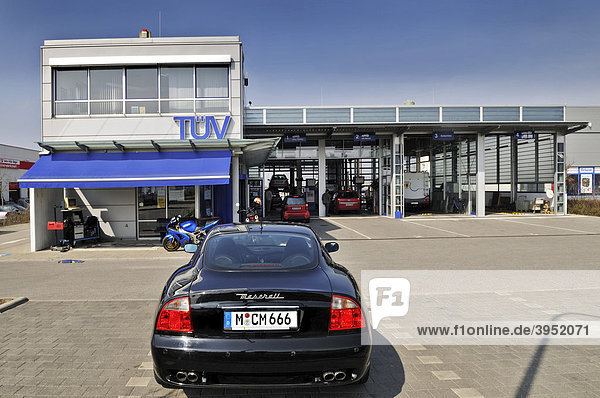 TÜV Station mit Maserati  Nummernschild geändert  München  Bayern  Deutschland  Europa