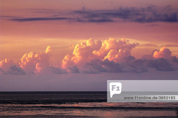Sonnenuntergang bei den Komodo Inseln  Nationalpark Komodo  Indonesien  Südostasien