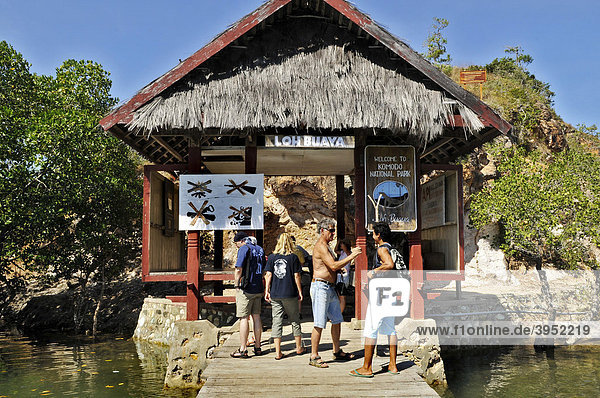 Welcome und Verbots-Schild  Touristen  Insel Rinca  Loh Buaya  Nationalpark Komodo  Indonesien  Südostasien