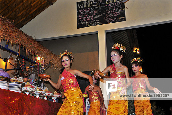 Tanz balinesischer Mädchen zum Dinner  Amed  Bali  Indonesien  Südostasien