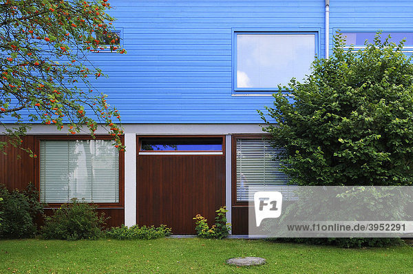 Blaue Hausfassade  Harlaching  München  Bayern  Deutschland  Europa