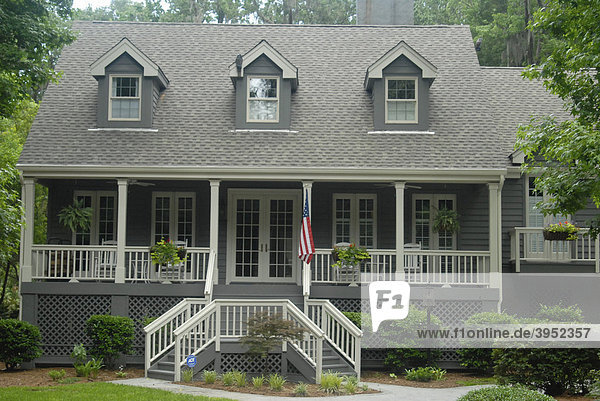 Typische Wohnhausarchitektur im Feriengebiet  US-Fahne vor dem Eingang  Feriengebiet Sea Pine Plantation  Hilton Head Island  South Carolina  USA