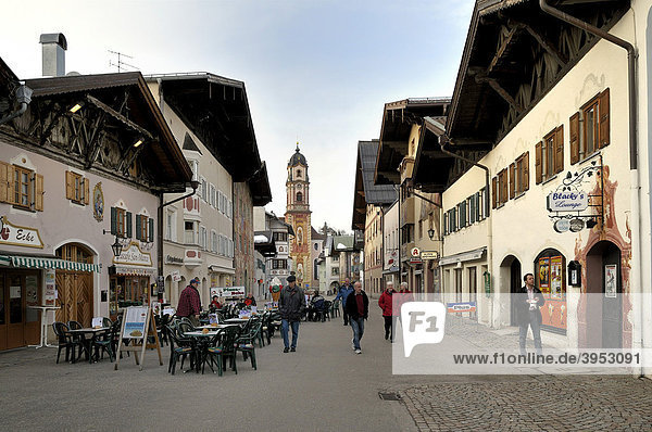 Fußgängerzone Obermarkt mit alten Bauernhäusern und Kirche  Mittenwald  Oberbayern  Deutschland