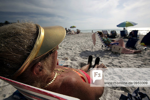 Reiche senior woman at the beach of Naples  Gulf of Mexico  Florida  USA  North America