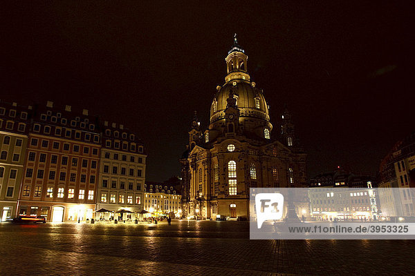 Frauenkirche und Neumarkt bei Nacht  Dresden  Sachsen  Deutschland