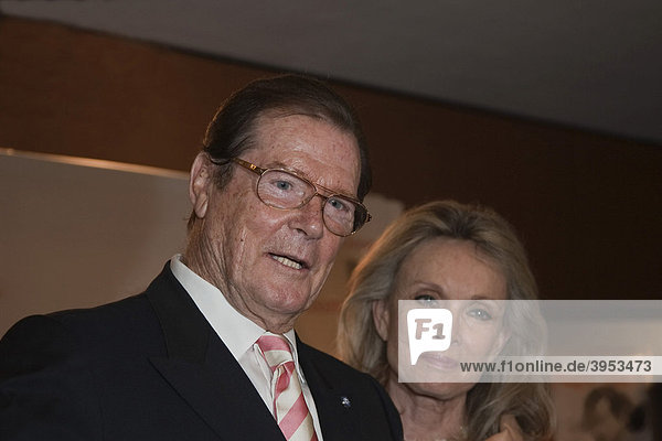 Der englische Schauspieler und ehemalige James Bond-Darsteller Sir Roger Moore mit seiner Frau Lady Kristina Tholstrup