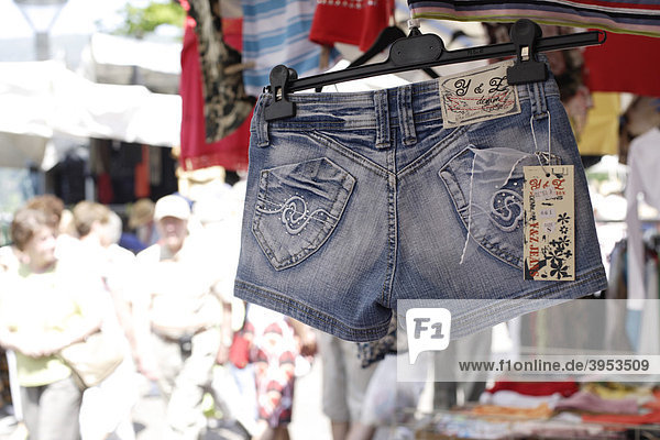 Jeans auf Marktstand  Wochenmarkt  Bardolino  Italien  Europa