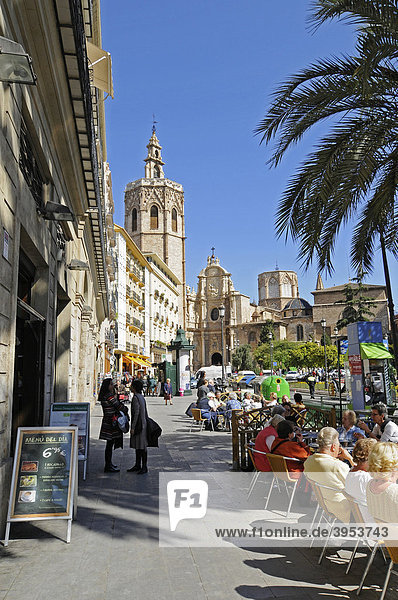 Straßencafe  Menschen  Plaza de la Reina  Kathedrale  Catedral de Santa Maria  Turm Miguelete  Valencia  Spanien  Europa