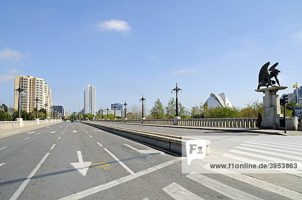 Straße  Fabeltier  Löwe  Flügel  Skulptur  Puente del Regne  Brücke  Valencia  Spanien  Europa