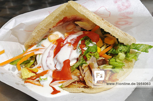 Döner Kebab  Imbiss  Fast Food  Fleisch  Salat  Soße  Brot  türkische Spezialität