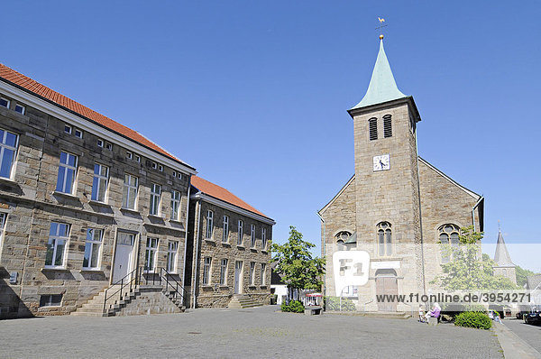 Stadtmuseum  Bürgertreff und katholische Kirche  Marktplatz  Altstadt  Blankenstein  Hattingen  Nordrhein Westfalen  Deutschland  Europa