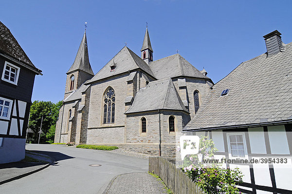 Kirche St Katharina  Fachwerkhaus  Assinghausen  Dorf  Olsberg  Sauerland  Nordrhein-Westfalen  Deutschland  Europa