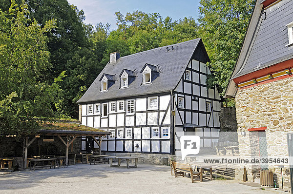 Fachwerkhaus  Bilstein  Burg  Jugendherberge  Lennestadt  Naturpark Ebbegebirge  Sauerland  Nordrhein-Westfalen  Deutschland  Europa