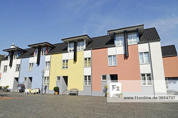 Moderne  bunte Wohnhäuser  historischer Platz  Altstadt  Linn  Krefeld  Nordrhein-Westfalen  Deutschland  Europa