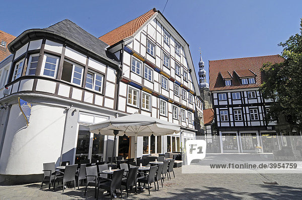 Straßencafe  Fachwerkhäuser  Kirchturm  Platz  historische Altstadt  Soest  Nordrhein-Westfalen  Deutschland  Europa