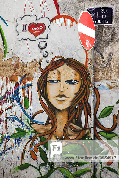 Künstlerisches Graffiti einer Frau in Faro  Algarve  Portugal  Europa
