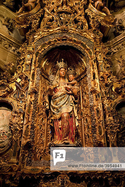 Altar zu Ehren der Jungfrau Maria mit dem Jesuskind in der Kathedrale von Sevilla  Andalusien  Spanien  Europa