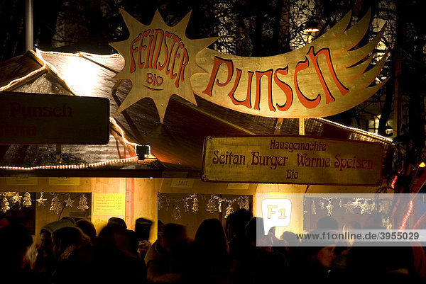 Punsch  Stand  Punschstand  Weihnachtsstern  Menschenmenge  Christkindlmarkt  Weihnachtsmarkt  Abend  Karlsplatz  Wien  Österreich  Europa