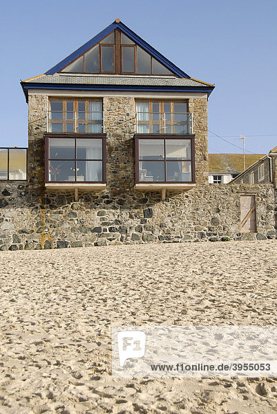 Strandhaus mit großer Fensterfront  Bungalow  Strand  St Ives  Cornwall  England  Großbritannien  Europa