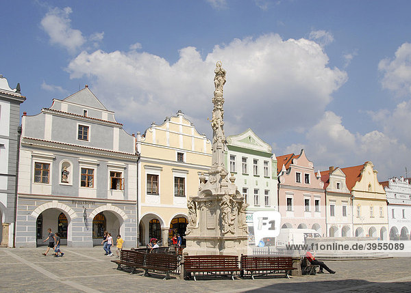 Hauptplatz  Masaryk Platz  Brunnen  Renaissance Häuser  Trebon  Wittingau  Tschechien  Europa