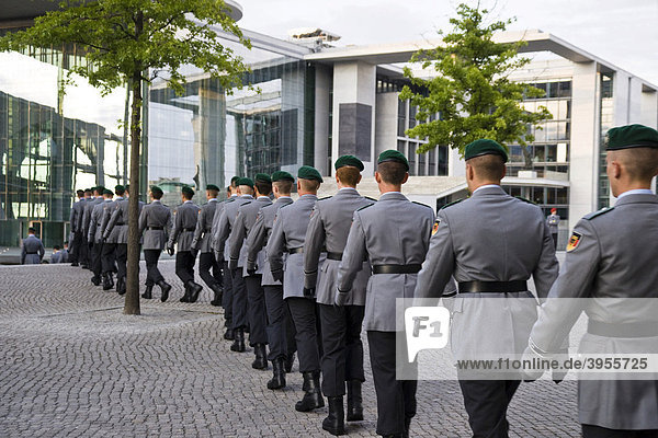 Das Wachbataillon der Bundeswehr exerziert anlässlich des Feierlichen Gelöbnisses vor dem Paul-Löbe-Haus  Berlin  Deutschland  Europa
