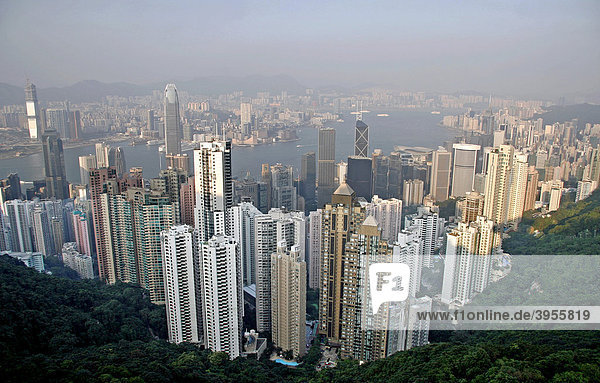 Aussicht von Victoria Peak über Central  Hong Kong Island  Hong Kong  China  Asien