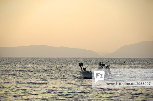 Fischerboot auf dem Meer bei Sonnenuntergang  Kroatien  Europa