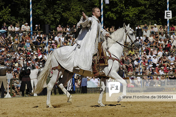 Roman Roell auf weißem Pferd  Ritterturnier in Kaltenberg  Oberbayern  Bayern  Deutschland  Europa