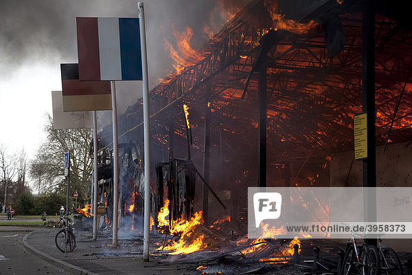 Von Demonstranten bei Protesten gegen den NATO-Gipfel in Brand gestecktes Gebäude  Straßburg  Frankreich