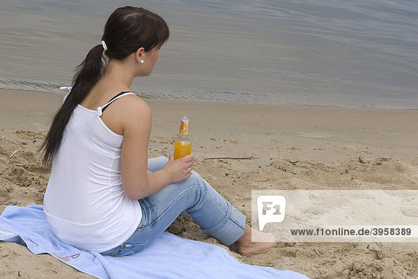 Mädchen  Teenager  Alkohol  Trinken  Freizeit  Strand