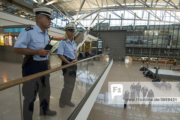 Sicherheitsbeamte  Mann  Frau  Flughafen  Airport Hamburg  Hamburg  Deutschland