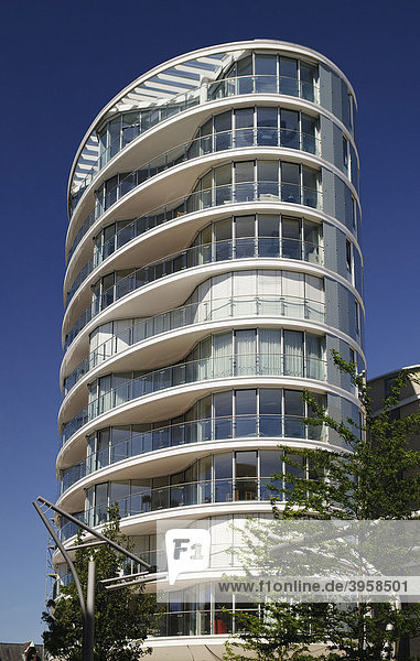 Das Oval  modernes Wohnhaus am Dalmannkai und Kaiserkai in der Hamburger Hafencity  Hafen City  Hamburg  Deutschland  Europa