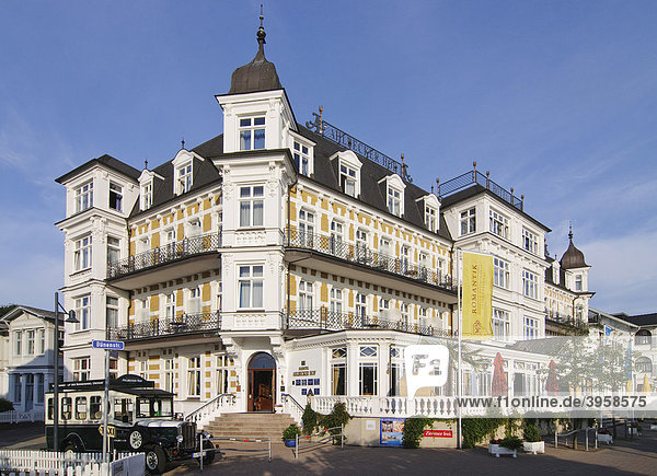 Hotel Ahlbecker Hof in Bäderarchitektur im Seebad Ahlbeck  Insel Usedom  Mecklenburg-Vorpommern  Deutschland  Europa