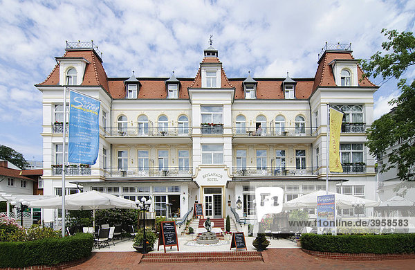 Romantik Hotel Esplanade in Bäderarchitektur im Seebad Heringsdorf  Insel Usedom  Mecklenburg-Vorpommern  Deutschland  Europa