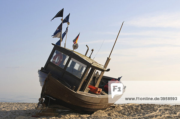 Fischerboot am Strand im Seebad Heringsdorf im Morgenlicht  Insel Usedom  Mecklenburg-Vorpommern  Deutschland  Europa