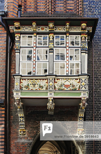 Erker an der Fassade des Lübecker Rathauses  Lübeck  Schleswig-Holstein  Deutschland  Europa