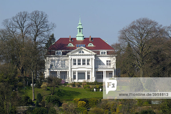 Herrschaftliche Villa am Elbufer in Othmarschen  Hamburg  Deutschland  Europa