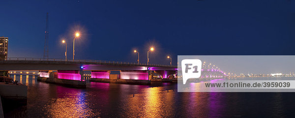 MacArthur Causeway Bridge Brücke bei Nacht  Miami  Florida  USA