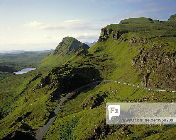 Straße über den Trotternish Ridge Berggrat  Quiraing  Isle of Skye  Schottland  Großbritannien  Europa
