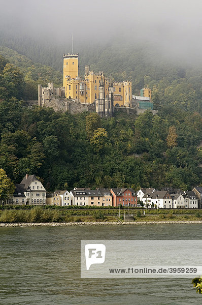Rhein  hinten Schloss Stolzenfels  bei Koblenz  Rheinland-Pfalz  Deutschland