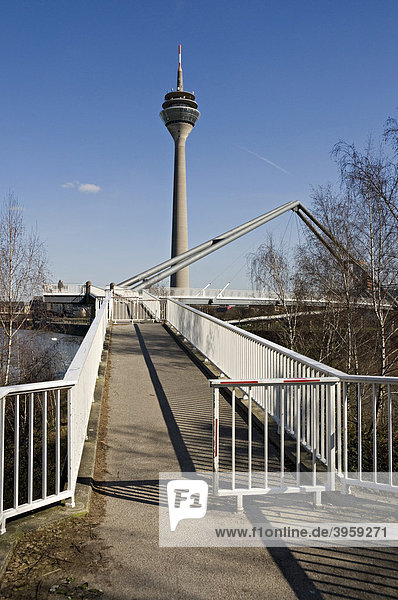 Rheinturm und Fußgängerbrücke zum Medienhafen  Düsseldorf  Nordrhein-Westfalen  Deutschland