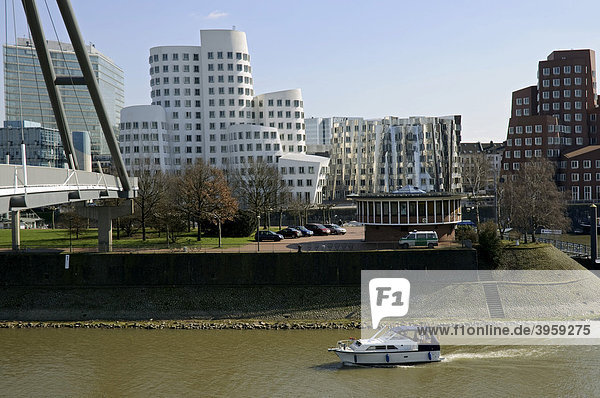 Medienhafen  Fußgängerbrücke und Gehry-Bauten  Düsseldorf  Nordrhein-Westfalen  Deutschland