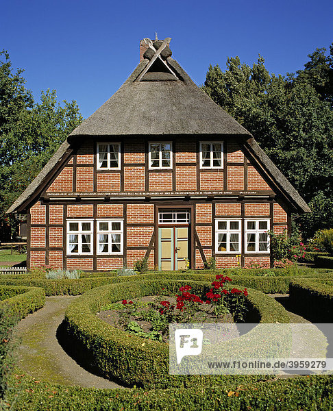 Traditionelles Haus in der Lüneburger Heide am Schröers Hof  Neuenkirchen  Niedersachsen  Deutschland