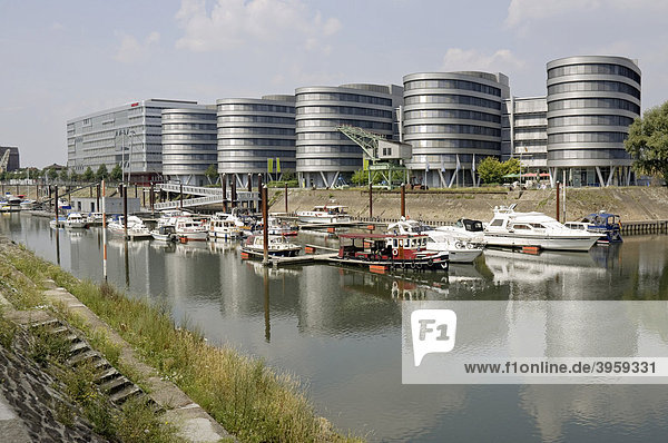 Five Boats-Bürogebäude und Jachthafen  Innenhafen  Duisburg  Nordrhein-Westfalen  Deutschland  Europa